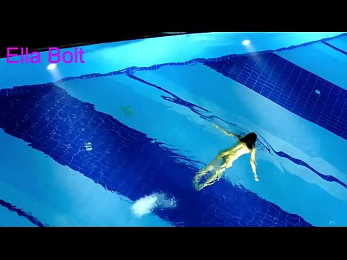 ❤️ Handikwanise kumira kuona, mudiki blonde akabatwa achishambira asina kupfeka muELLA BOLT resort pool ☑ ️❤